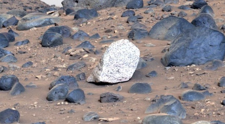 NASA Temukan Batu Berwarna Pertama di Mars