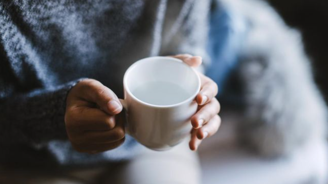 4 Manfaat Minum Air Putih Hangat dan Waktu Tepat agar Langsing