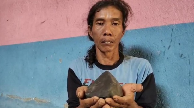 Warga Tegal Ngaku Temukan Batu Diduga Meteor, Ini Penampakannya